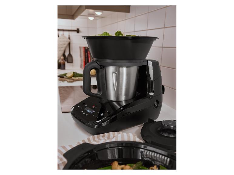 Robot de cuisine avec bol vapeur rempli de brocolis sur un comptoir de cuisine.