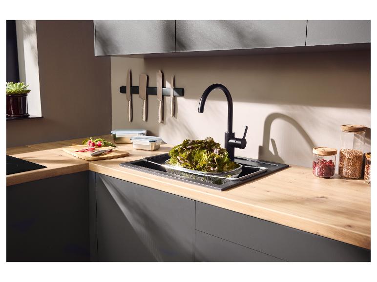 Set de boîtes de conservation en acier inoxydable SILVERCREST® sur le plan de travail de la cuisine.