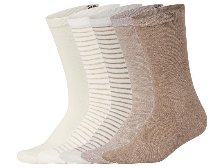 Cinq paires de chaussettes dans différentes nuances de beige et de marron, certaines rayées.