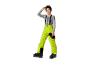 Garçon en pantalon de ski, sous-vêtements thermiques et lunettes de ski.