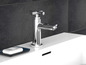 Un robinet de lavabo chromé sur un lavabo blanc.