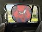 Pare-soleil de voiture Spider-Man sur une vitre de voiture, vu de l'intérieur.