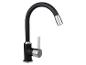 Robinet de cuisine noir avec bec extractible.