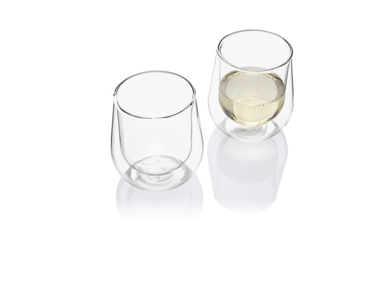 Deux verres, l'un avec du vin blanc.