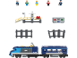 Train jouet avec rails, quai, télécommande et figurines.