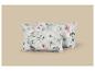 Deux oreillers à motif floral de roses grises et roses sur fond beige.