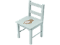 Chaise en bois pour enfants bleu clair avec un ours brun endormi sur l'assise.