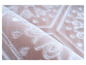 Tapis doux de couleur rose avec un motif géométrique.