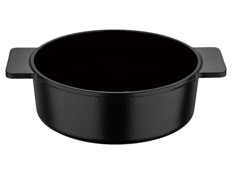Une casserole en fonte noire avec deux poignées.