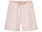Un pantalon de pyjama rayé rose.