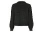 Un pull en maille noir à manches longues.