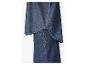 Une chemise et une jupe en jean bleu foncé.