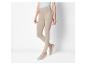 Une femme porte un legging beige et des ballerines gris clair.