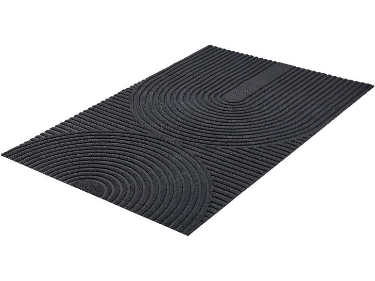 Tapis de bain noir avec motif rayé et semi-circulaire.