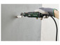 Un outil multifonction Parkside X20V Team est utilisé pour faire un trou dans un mur.