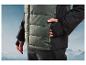 Une veste d'hiver pour homme avec capuche et doublure matelassée.
