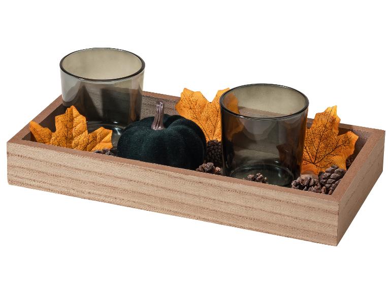 Plateau décoratif automnal avec deux bougeoirs en verre foncé, une citrouille en velours et des feuilles