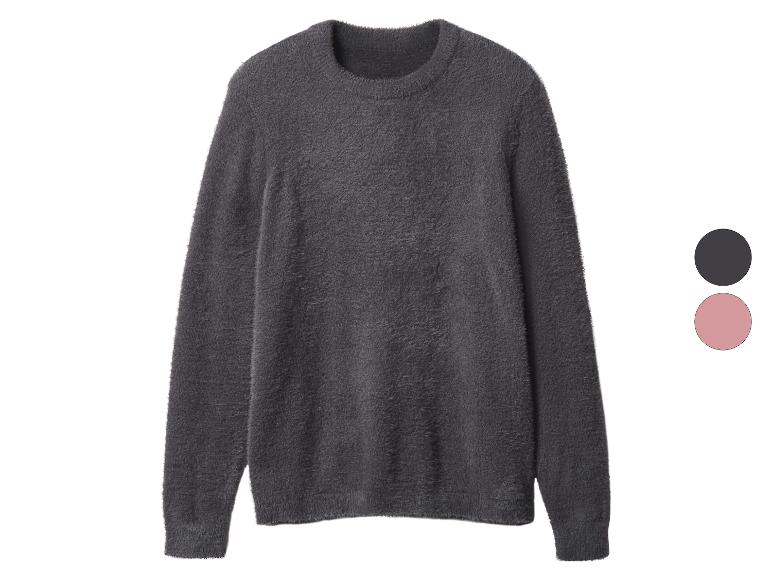 Pull gris duveteux à col rond, également disponible en rose.