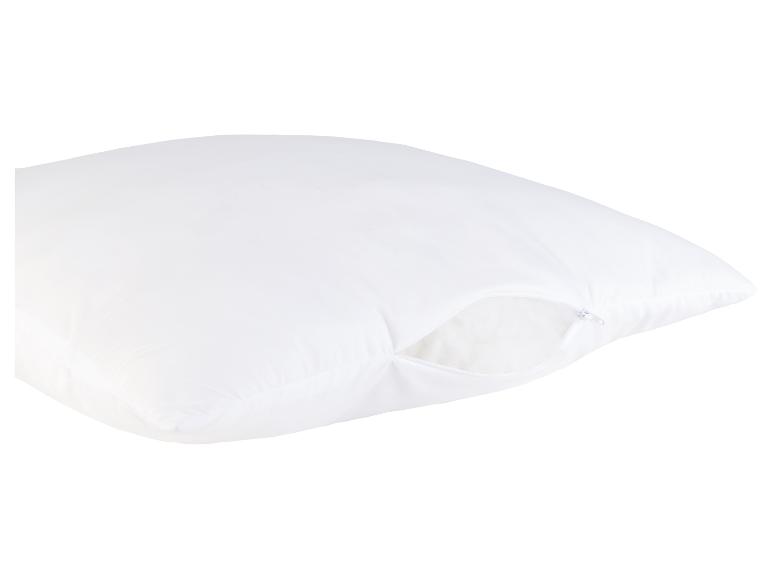 Housse de coussin blanche avec fermeture éclair.