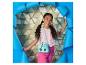 Une fille avec un chemisier rose et un sac à main bleu avec un visage de dessin animé