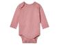 Un body bébé rose à manches longues.