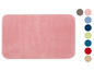 Un tapis de bain rose en plusieurs couleurs.