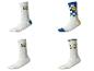 Quatre paires de chaussettes blanches avec divers motifs bleus et jaunes, y compris des carreaux et une glace.
