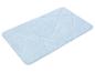 Un tapis de bain bleu clair avec un motif géométrique.