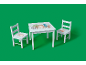 Table et deux chaises blanches pour enfants avec motifs d'animaux de la forêt sur fond vert.