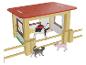 Une ferme de jouet avec une vache, un cochon et un chat.