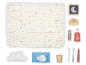 Ensemble de jeu pour bébé avec couverture étoilée, produits d'hygiène et accessoires en bois.