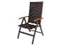 Chaise pliante en rotin synthétique marron avec accoudoirs en bois.