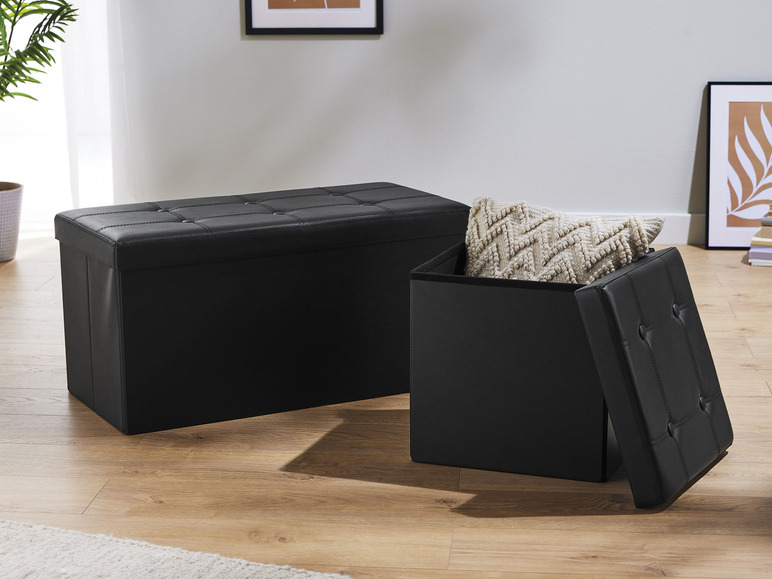 Deux bancs de rangement noirs avec un rembourrage à boutons.