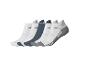 Cinq paires de chaussettes de sport blanches, grises et bleues.