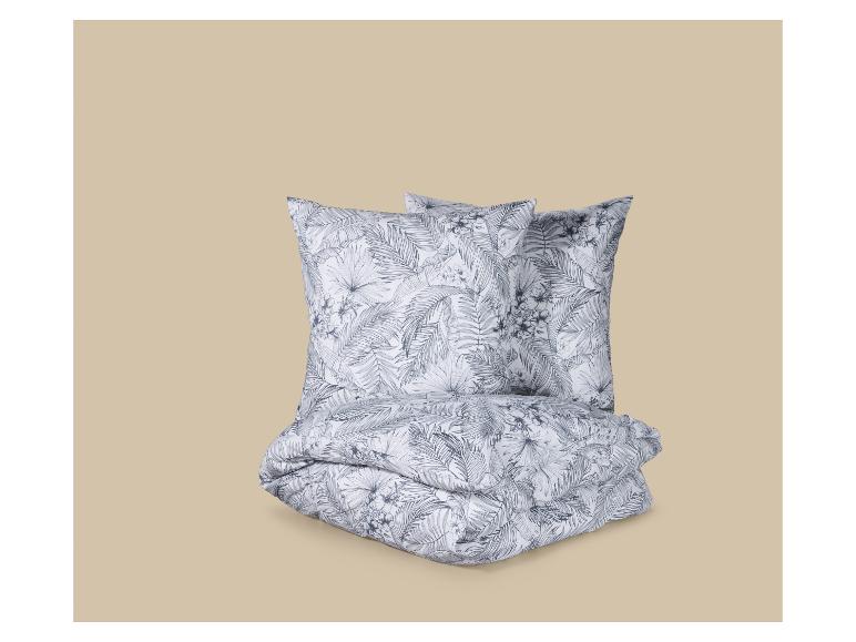 Parure de lit avec motif de feuilles de palmier et de fleurs, tons gris et blancs.