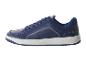 Basket bleu marine, lacets, semelle blanche.