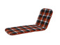 Un coussin de chaise longue à carreaux rouge, blanc et noir de la marque Livarno.