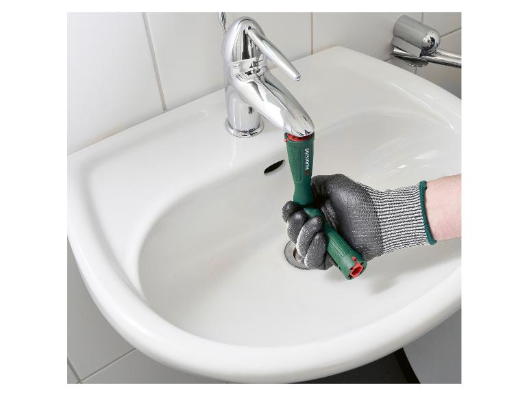 Outil Parkside utilisé dans une salle de bain.