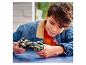 Un enfant tient un modèle LEGO® Technic™ McLaren Senna.