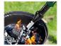 Allumage barbecue Parkside : charbon de bois enflammé avec un briquet électrique.