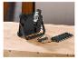 Une lampe de travail LED noire se recharge avec un smartphone.