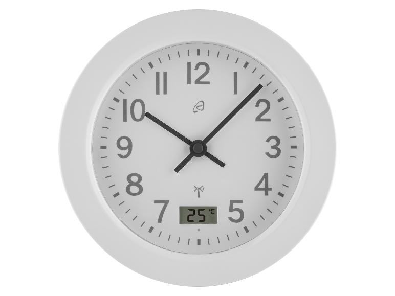 Horloge murale blanche avec affichage numérique de la température.