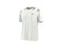 T-shirt de sport blanc avec des rayures bleues, blanches et rouges sur les épaules.