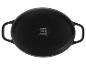 Cocotte en fonte noire avec poignées, compatible avec diverses plaques de cuisson et fours.