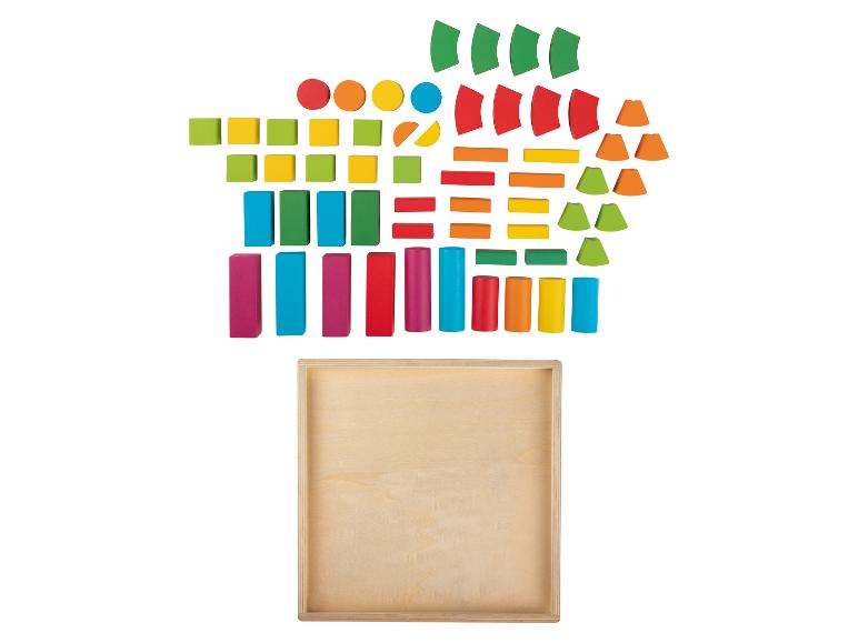 Blocs de bois colorés en forme de carrés, rectangles, cercles et demi-cercles dans une boîte en bois.