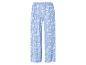 Pantalon large bleu clair à fleurs.