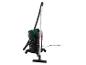 Aspirateur eau et poussière noir et vert avec un long tuyau et une buse.
