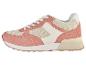 Des baskets roses avec des lacets blancs et des empiècements en mesh.