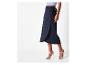 Robe portefeuille et sandales à talons hauts : mode féminine élégante.