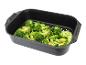 Fleurons de brocoli frais dans un panier vapeur noir
